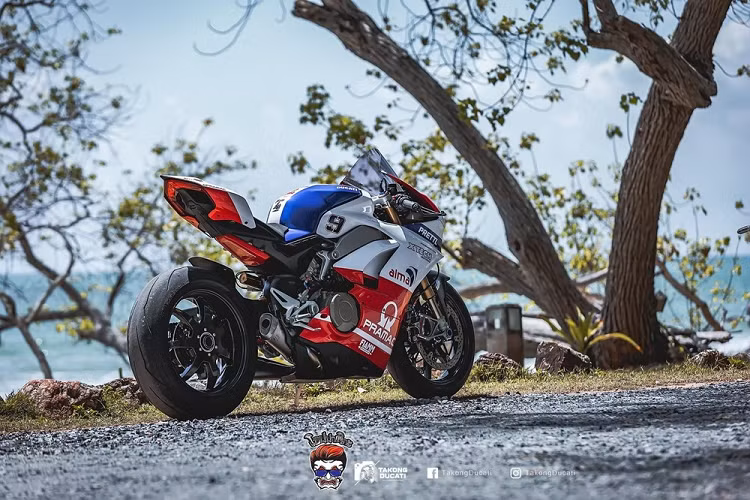 Chiếc xe sở hữu khối động cơ V4 Desmosedici Stradale với 4 xy-lanh dạng V có dung 1.103 cc, tỉ số nén là 14:1, giúp đạt công suất tối đa 214 mã lực và mô-men xoắn cực đại 120 Nm. Đây là một trong những Superbike đắt giá nhất trong làng xe phân khối lớn khi ra mắt.