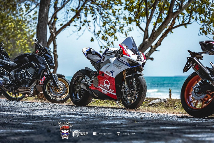 Tại Việt Nam, vào hồi năm 2018 giá xe Ducati Panigale V4 S từng được rao bán với mức hơn 1,4 tỷ đồng. Trước đó, chủ nhân của chiếc xe này đã đưa siêu xe này về Việt Nam với số tiền 1,956 tỷ đồng.