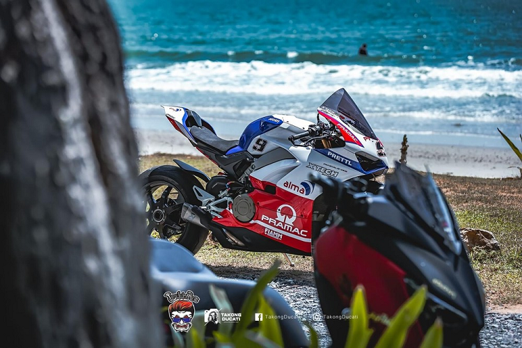 Mới đây, một bản độ mượt mà và đầy hấp dẫn được các biker Thái Lan đưa đến bãi biển để chụp bộ ảnh đầy hấp dẫn. Được biết, chiếc xe được các biker Thái Lan chụp ảnh đã được lên một bộ tem cho dàn áo hoàn toàn mới với dạng Pramac Ducati - đội đua vệ tinh của Ducati trong giải đua MotoGP. 