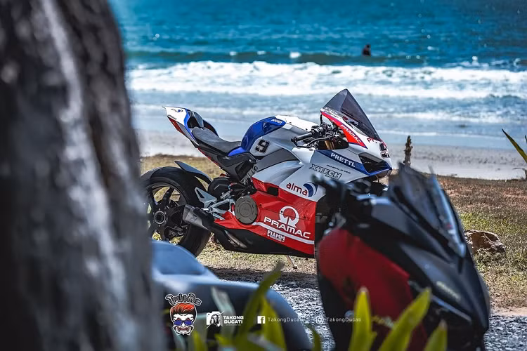 Mới đây, một bản độ mượt mà và đầy hấp dẫn được các biker Thái Lan đưa đến bãi biển để chụp bộ ảnh đầy hấp dẫn. Được biết, chiếc xe được các biker Thái Lan chụp ảnh đã được lên một bộ tem cho dàn áo hoàn toàn mới với dạng Pramac Ducati - đội đua vệ tinh của Ducati trong giải đua MotoGP. 