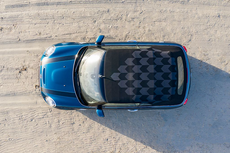 Khoang nội thất trên phiên bản Sidewalk của Convertible được Mini hoàn thiện tỉ mỉ với tấm ngưỡng cửa màu bạc mờ với dòng chữ in ‘Sidewalk’ trong khi bộ ghế được bọc da màu Anthracite, tương phản với nhiều đường may Petro và Vang Energetic.