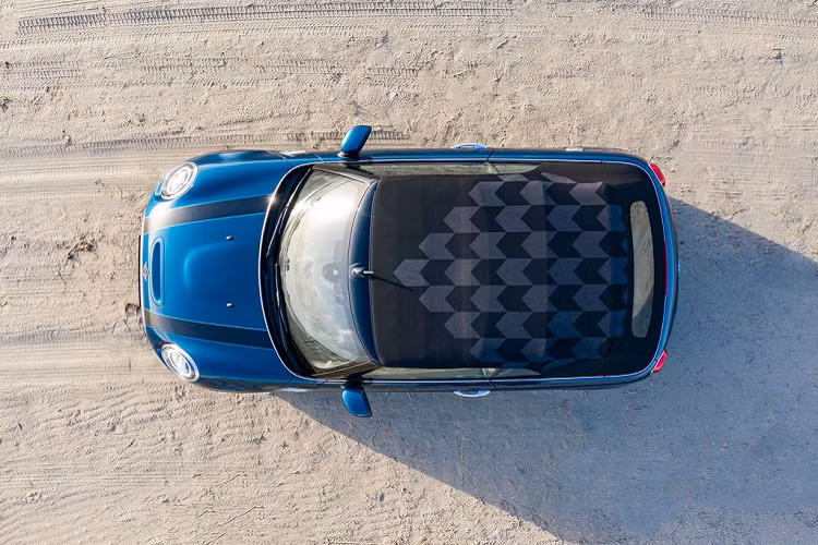 Khoang nội thất trên phiên bản Sidewalk của Convertible được Mini hoàn thiện tỉ mỉ với tấm ngưỡng cửa màu bạc mờ với dòng chữ in ‘Sidewalk’ trong khi bộ ghế được bọc da màu Anthracite, tương phản với nhiều đường may Petro và Vang Energetic.