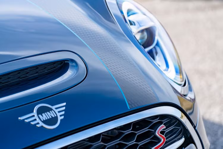 Về động cơ, Mini cung ứng 3 tùy chọn tới các khách hàng. Hệ dẫn động tiêu chuẩn sử dụng khối máy xăng 1.5 lít 3 xy lanh với công suất 102 mã lực trong khi tùy chọn thứ 2 mạnh mẽ hơn với 136 mã mặc dù sở hữu chung một cấu hình động cơ.