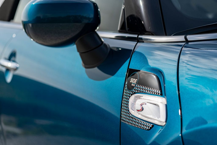 Và tùy chọn mạnh mẽ nhất chính là khối máy xăng 4 xy lanh 192 mã lực sử dụng trên Mini Cooper S Convertible Sidewalk.