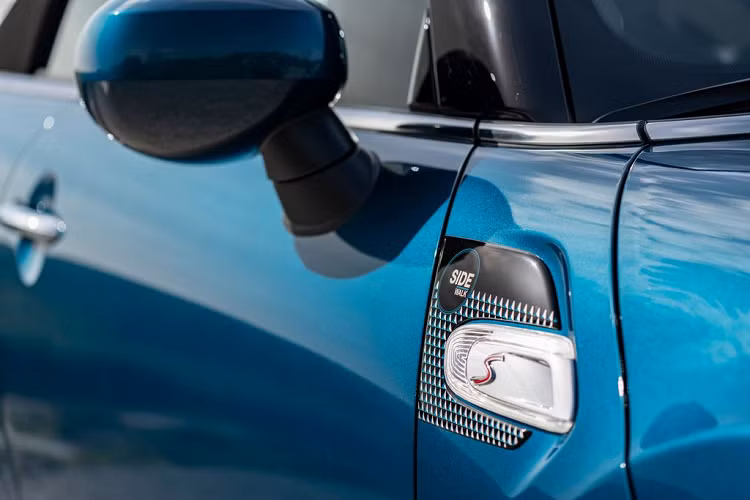 Và tùy chọn mạnh mẽ nhất chính là khối máy xăng 4 xy lanh 192 mã lực sử dụng trên Mini Cooper S Convertible Sidewalk.