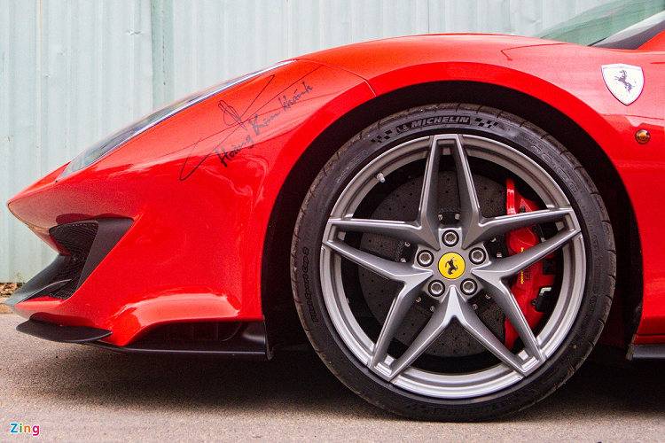 Ferrari 488 Pista Spider được trang bị bộ vành hợp kim nhôm 5 chấu hình ngôi sao kích thước 20 inch. Bọc bên ngoài là bộ lốp Michelin Pilot Street Cup 2.