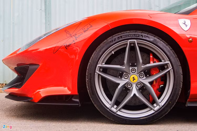 Ferrari 488 Pista Spider được trang bị bộ vành hợp kim nhôm 5 chấu hình ngôi sao kích thước 20 inch. Bọc bên ngoài là bộ lốp Michelin Pilot Street Cup 2.
