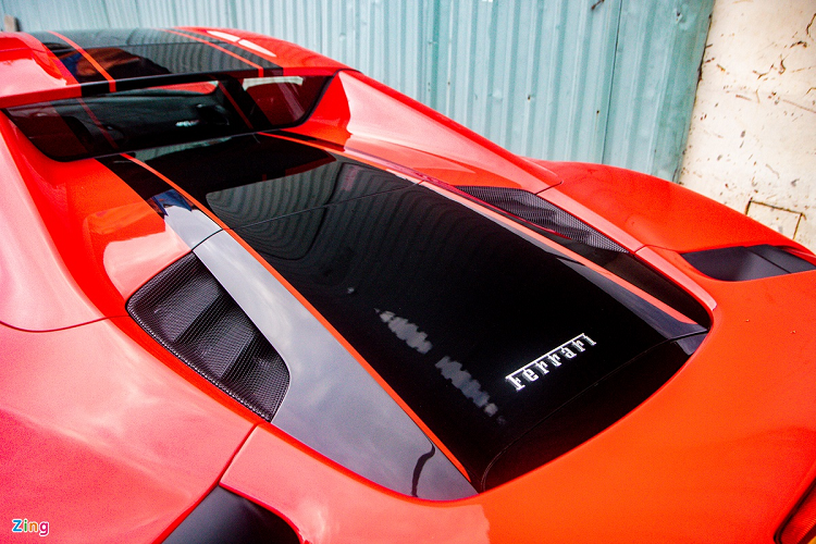 Là phiên bản mui trần, 488 Pista Spider có phần che khoang động cơ và mui xe được thiết kế lại. Phần che khoang động cơ được hạ thấp và có thêm 2 cánh phụ ngay sau 2 ghế để tăng tính khí động học. Do vác thêm cơ cấu đóng/mở mui, 488 Pista Spider nặng hơn 488 Pista khoảng 91 kg. 