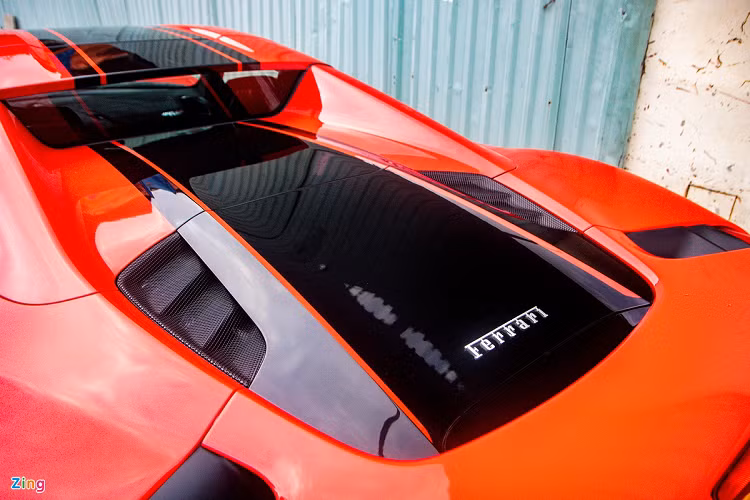 Là phiên bản mui trần, 488 Pista Spider có phần che khoang động cơ và mui xe được thiết kế lại. Phần che khoang động cơ được hạ thấp và có thêm 2 cánh phụ ngay sau 2 ghế để tăng tính khí động học. Do vác thêm cơ cấu đóng/mở mui, 488 Pista Spider nặng hơn 488 Pista khoảng 91 kg. 