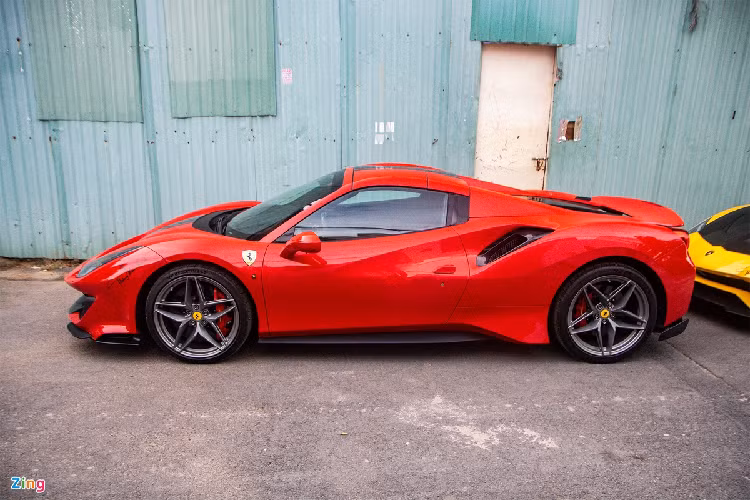 Được xây dựng dựa trên nền tảng 488 Pista Coupe, 488 Pista Spider không có nhiều khác biệt về thiết kế. Siêu xe sở hữu thiết kế thể thao cực đoan và được tối ưu hóa tính khí động học, giúp mang lại trải nghiệm vận hành ở mức cao nhất cho người lái. 