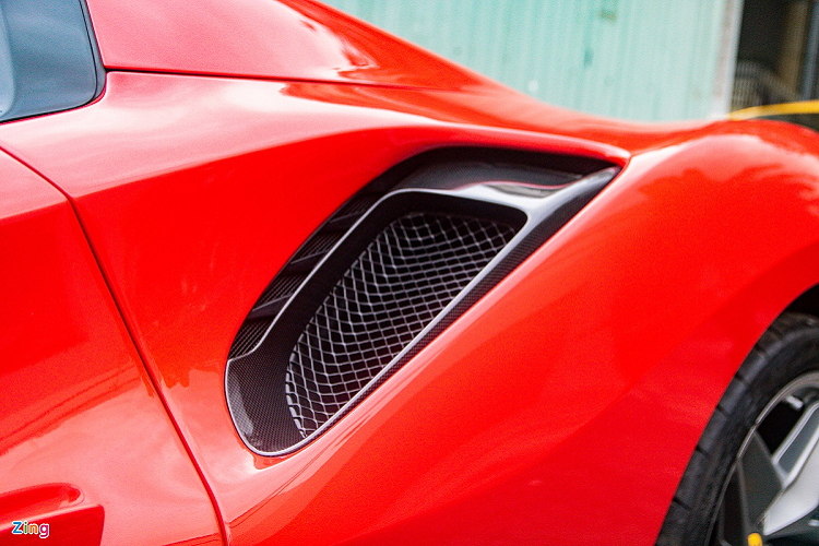 Tương tự Ferrari 488 Pista, 488 Pista Spider được thừa hưởng công nghệ từ những chiếc xe đua 488 GTE và 488 Challenge. Nhờ sử dụng nhiều vật liệu carbon, 488 Pista Spider nhẹ hơn 488 Spider 90 kg.