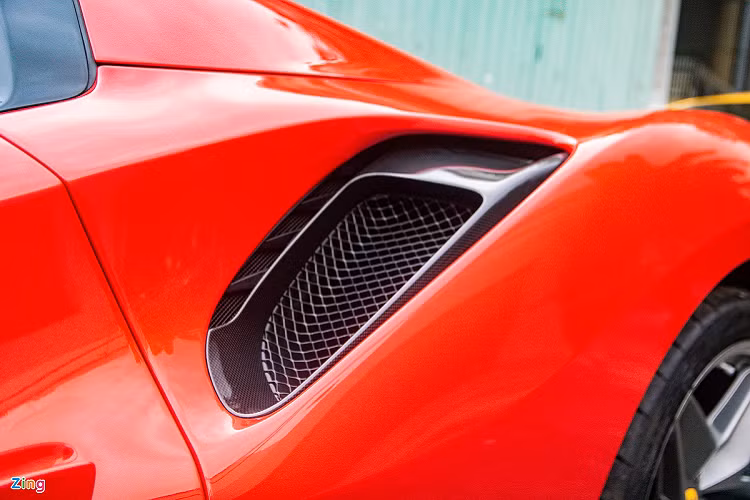 Tương tự Ferrari 488 Pista, 488 Pista Spider được thừa hưởng công nghệ từ những chiếc xe đua 488 GTE và 488 Challenge. Nhờ sử dụng nhiều vật liệu carbon, 488 Pista Spider nhẹ hơn 488 Spider 90 kg.