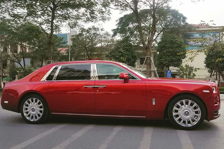 So với thế hệ cũ, Rolls-Royce Phantom VIII được sửa đổi lại thiết kế khá nhiều ở ngoại thất. Mặt trước được bao phủ bởi lưới tản nhiệt Pantheon bằng thép không rỉ, cao hơn. Đèn xe được tinh chỉnh với điểm nhấn là cụm pha laser có khả năng chiếu sáng tới hơn 600m. Khung gầm của được chế tạo bằng vật liệu nhôm hoàn toàn mới, cứng hơn 30% so với trước, giúp xe giảm được 10% trọng lượng.