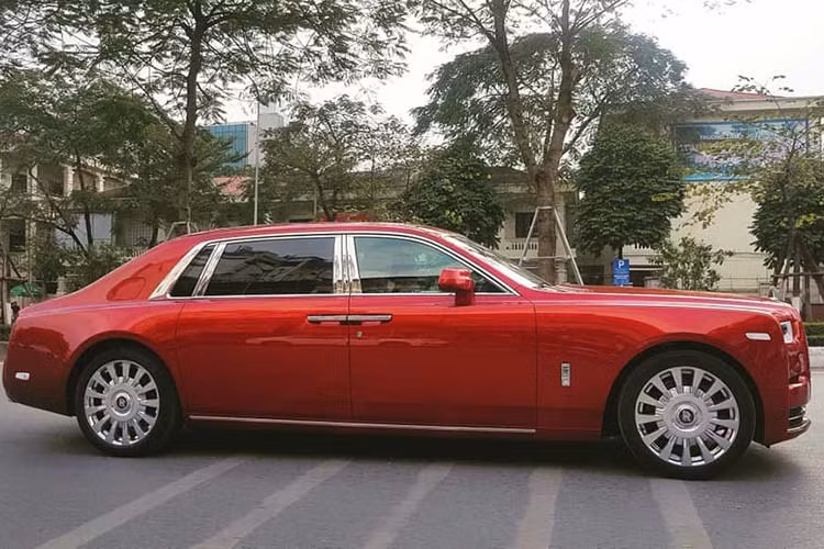 So với thế hệ cũ, Rolls-Royce Phantom VIII được sửa đổi lại thiết kế khá nhiều ở ngoại thất. Mặt trước được bao phủ bởi lưới tản nhiệt Pantheon bằng thép không rỉ, cao hơn. Đèn xe được tinh chỉnh với điểm nhấn là cụm pha laser có khả năng chiếu sáng tới hơn 600m. Khung gầm của được chế tạo bằng vật liệu nhôm hoàn toàn mới, cứng hơn 30% so với trước, giúp xe giảm được 10% trọng lượng.