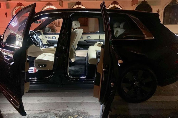 SUV siêu sang Rolls-Royce Cullinan được trang bị động cơ V12, tăng áp kép, dung tích 6.75 lít, sản sinh công suất tối đa 563 mã lực và mô-men xoắn cực đại 850 Nm tại vòng tua máy 1.600 vòng/phút. Động cơ của Rolls-Royce Cullinan được trang bị hộp số tự động ZF 8 cấp, hệ dẫn động 4 bánh toàn thời gian và đánh lái 4 bánh hoàn toàn mới.