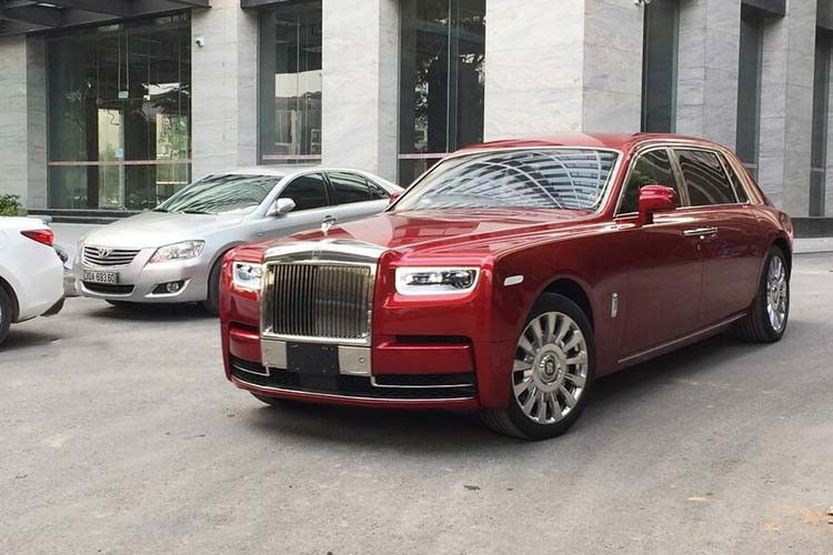 Một số trang bị đáng chú ý trên chiếc chiếc Rolls-Royce Phantom VIII đầu tiên về Việt Nam gồm có màn hình kỹ thuật số có giao diện giả lập đồng hồ truyền thống, một màn hình trung tâm với núm xoay điều khiển mang công nghệ BMW và 2 màn hình phục vụ hành khách phía sau. Trần xe là một bầu trời sao LED khổng lồ.