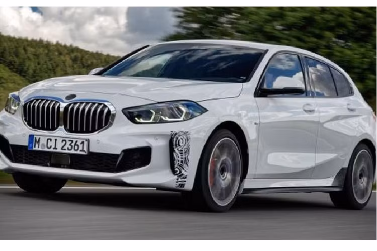 Thay vào đó, BMW 128ti thế hệ mới có bố trí dẫn động cầu trước, điều này kết hợp cùng các tinh chỉnh khác đã giúp 128ti nhẹ hơn khoảng 80kg so với M135i. Chiếc xe mới cũng được cải thiện hệ thống lái và hệ thống treo M Sport.