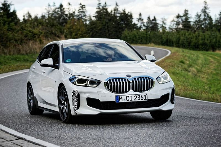 Về kiểu dáng, BMW 128ti 2021 mới trông khá giống với M135i với các cản trước/sau góc cạnh dù vẫn đang được ngụy trang, viền crôm sáng bóng quanh lưới tản nhiệt và các thanh dọc của tấm lưới giúp diện mạo chiếc xe trở nên hiện đại và cao cấp hơn.