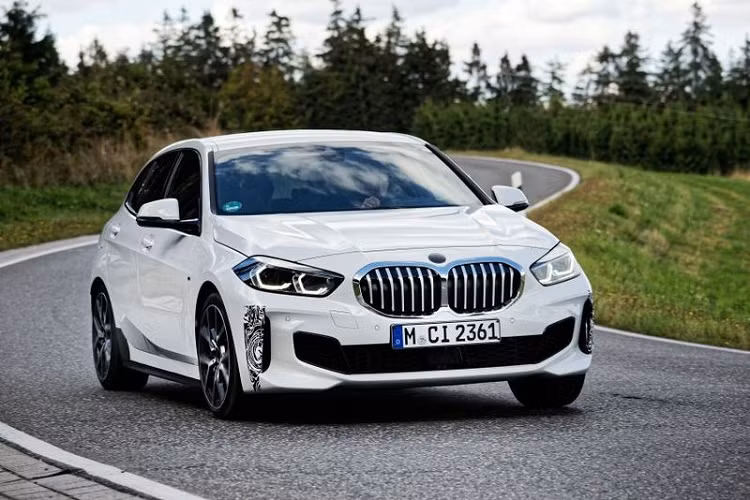 Về kiểu dáng, BMW 128ti 2021 mới trông khá giống với M135i với các cản trước/sau góc cạnh dù vẫn đang được ngụy trang, viền crôm sáng bóng quanh lưới tản nhiệt và các thanh dọc của tấm lưới giúp diện mạo chiếc xe trở nên hiện đại và cao cấp hơn.