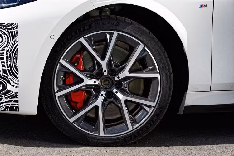 Hộp số tự động Steptronic Sport tám cấp và vi sai chống trượt Torsen là các tính năng tiêu chuẩn trên 128ti, tuy nhiên, xe không được cung cấp hệ dẫn động bốn bánh xDrive như trên M135i.