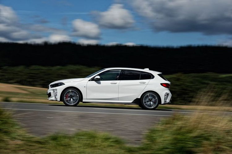 Bên cạnh đó, chiếc 128ti thử nghiệm sở hữu bộ kẹp phanh sơn đỏ thay vì màu xanh lam, phía sau có sự xuất hiện của một cánh lướt gió tinh tế hơn so với M135i. Có thể nhiều người không biết, kí hiệu "ti" trong tên 128ti là viết tắt của "Turismo Internazionale", nó đã từng được sử dụng trên các mẫu BMW trước đây như 2002ti.