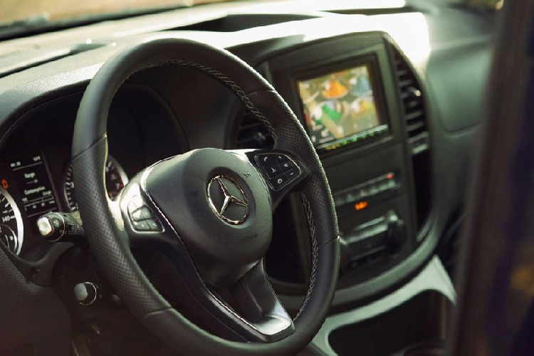 Nó cung cấp không gian ngủ cho 4 người, bao gồm 2 người ở phần trên. Các tính năng tiện nghi trên xe bao gồm một tấm đệm mút hoạt tính dày 5 cm, ba cửa sổ và nhiều cổng USB để sạc thiết bị công nghệ.