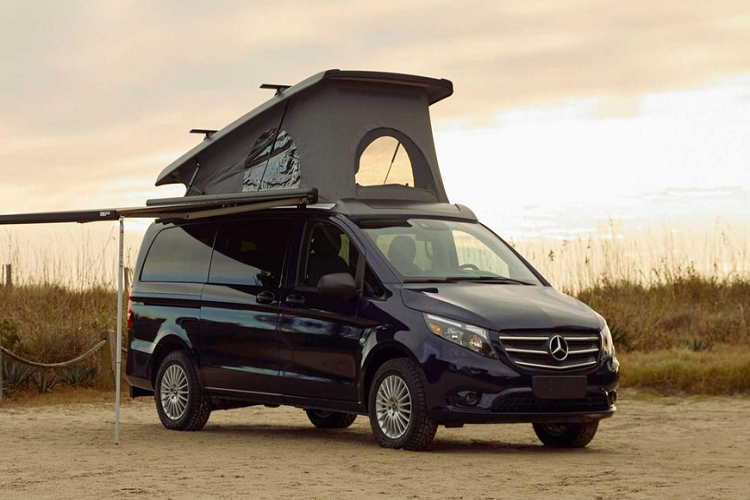 Không chỉ có vậy, nhà sản xuất còn đưa ra nhiều tùy chọn với mục tiêu biến Getaway thành phương tiện cắm trại lý tưởng. Người mua có thể bổ sung thêm một mái hiên che nắng, màn chống muỗi cho cửa trượt và cửa hậu, và một chiếc lều gắn vào phía sau. Ngoài ra, chiếc xe còn có một nhà bếp kiểu kéo ra có ở phía sau. Xe cũng có trang bị các tấm pin mặt trời để phục vụ những chuyến phiêu lưu khỏi mạng lưới điện.