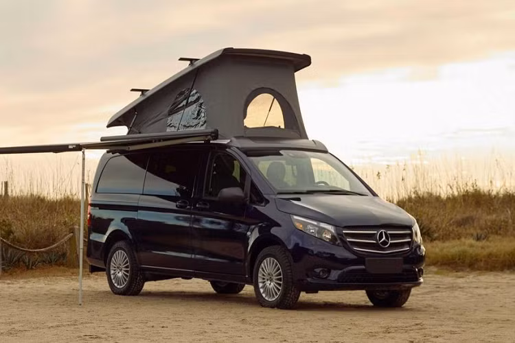 Không chỉ có vậy, nhà sản xuất còn đưa ra nhiều tùy chọn với mục tiêu biến Getaway thành phương tiện cắm trại lý tưởng. Người mua có thể bổ sung thêm một mái hiên che nắng, màn chống muỗi cho cửa trượt và cửa hậu, và một chiếc lều gắn vào phía sau. Ngoài ra, chiếc xe còn có một nhà bếp kiểu kéo ra có ở phía sau. Xe cũng có trang bị các tấm pin mặt trời để phục vụ những chuyến phiêu lưu khỏi mạng lưới điện.