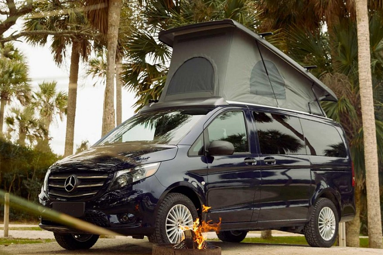 Mercedes-Benz Metris Getaway mới là sản phẩm hợp tác của nhà sản xuất xe Đức với Driverge Vehicle Innovations. Driverge Vehicle Innovations là đơn vị chịu trách nhiệm biến đổi để tạo phần nóc mở rộng cho Getaway. Cụ thể, khu vực phía trên này bổ sung thêm chỗ ngủ cần thiết đối với một phương tiện cắm trại xa nhà. Thêm nữa, chiếc ghế dài có thể gập phẳng để tạo thành một chiếc giường ngủ nữa. Các ghế ngồi phía trước có thể xoay tròn, do đó chủ xe có thể sử dụng không gian giữa làm phòng khách.
