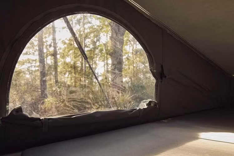 Ngoài những sản phẩm mang tính hợp tác như Getaway, bản thân Mercedes-Benz cũng chủ động sản xuất những mẫu van cắm trại để đáp ứng nhu cầu tiêu dùng hiện nay. Trong tháng 2 năm nay, thương hiệu Đức đã giới thiệu Metris Weekender trong vai trò phiên bản xe nóc mở chế tạo tại nhà máy chính hãng.