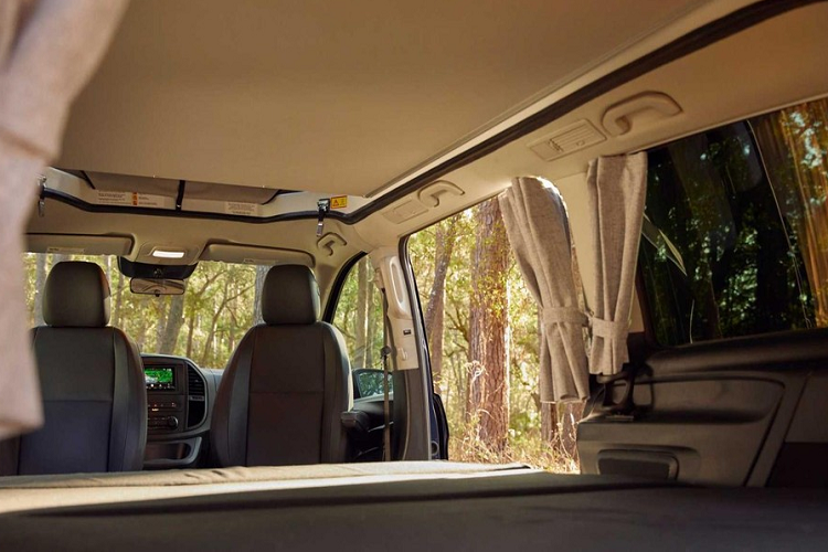 Hàng ghế dài phía sau có thể gập xuống, tạo nên một chiếc giường khá rộng. Người nằm ngủ phía trên sẽ có thể thưởng thức "view trên cao"