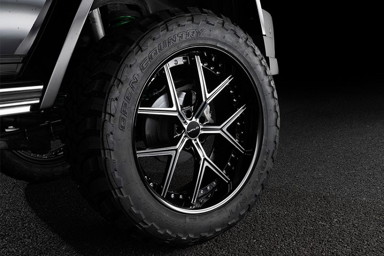 Khác với những thay đổi lớn ở bên ngoài, nội thất và động cơ của chiếc SUV hạng sang Mercedes-Benz G-Class được Wald giữ nguyên như ban đầu.