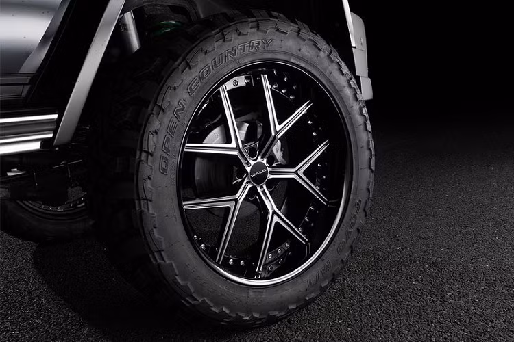 Khác với những thay đổi lớn ở bên ngoài, nội thất và động cơ của chiếc SUV hạng sang Mercedes-Benz G-Class được Wald giữ nguyên như ban đầu.