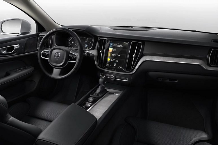 Dự kiến, các trang bị tiêu chuẩn của xe gồm có đèn pha LED, cửa sổ trời toàn cảnh, bộ mâm hợp kim 18 inch, hệ thống điều hòa tự động 2 vùng, vô lăng bọc da, ghế trước chỉnh điện tích hợp chức năng ghi nhớ thiết lập. Ngoài ra, xe còn sở hữu hệ thống thông tin giải trí Sensus Connect và các chi tiết trang trí làm từ nhôm.