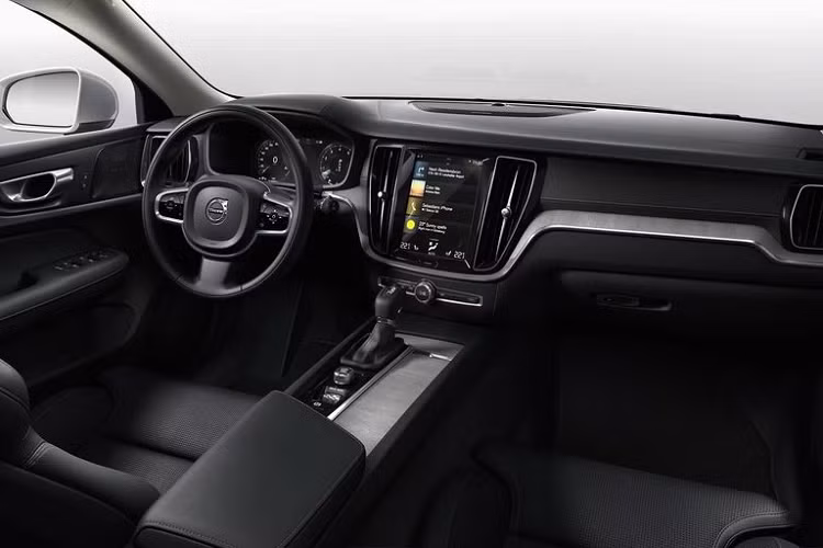 Dự kiến, các trang bị tiêu chuẩn của xe gồm có đèn pha LED, cửa sổ trời toàn cảnh, bộ mâm hợp kim 18 inch, hệ thống điều hòa tự động 2 vùng, vô lăng bọc da, ghế trước chỉnh điện tích hợp chức năng ghi nhớ thiết lập. Ngoài ra, xe còn sở hữu hệ thống thông tin giải trí Sensus Connect và các chi tiết trang trí làm từ nhôm.