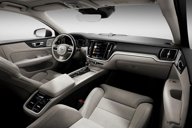 Bản R-Design sẽ có cản trước tích cực hơn với các cửa hút gió cỡ lớn và hốc đèn sương mù màu đen. Xử lý đen bóng tương tự cũng được tìm thấy trên bề mặt lưới tản nhiệt.