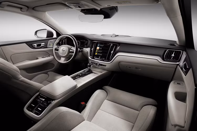 Bản R-Design sẽ có cản trước tích cực hơn với các cửa hút gió cỡ lớn và hốc đèn sương mù màu đen. Xử lý đen bóng tương tự cũng được tìm thấy trên bề mặt lưới tản nhiệt.