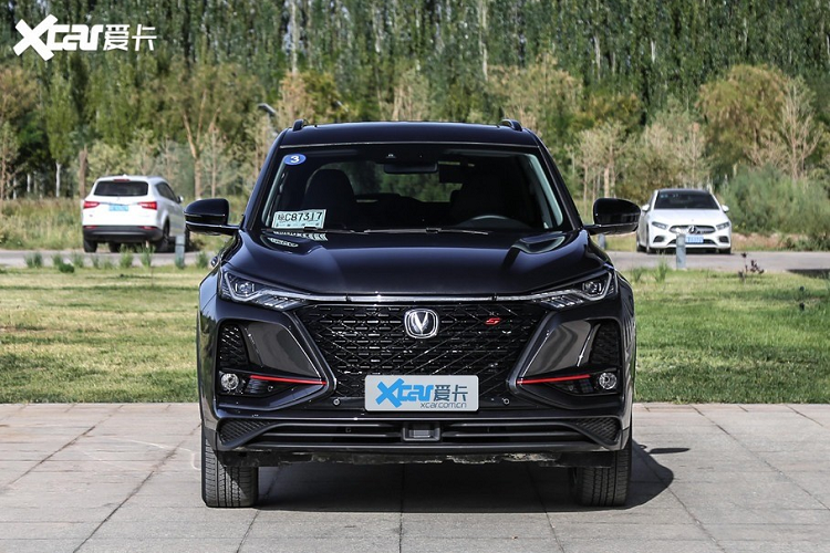 Mẫu xe SUV Changan CS75 Plus là một mẫu xe 5 chỗ phong cách thể thao táo bạo. Đầu xe tạo ấn tượng mạnh cho người nhìn với lưới tản nhiệt, hốc gió lớn, dải đèn pha LED mỏng nối liền nhau. Changan CS75 Plus có thiết kế phần đầu xe gây ấn tượng mạnh với hốc gió cực lớn, một lớp sơn màu đen bóng bẩy, bộ la-zăng hợp kim lớn, và một vài sọc đỏ trang trí.