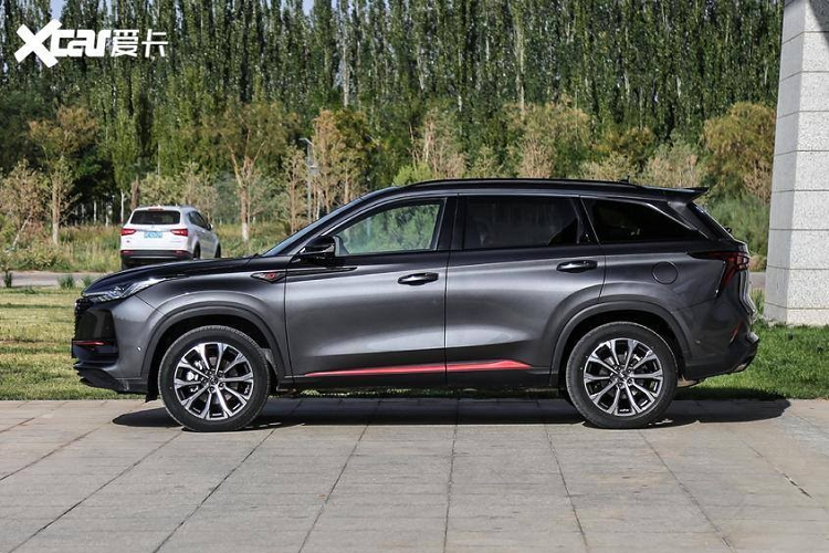 Kích thước của xe là dài 4.700 mm, rộng 1.865 mm, cao 1.700 mm, và trục cơ sở 2.710 mm. Góc nhìn bên sườn cho thấy Changan CS75 Plus có bộ la-zăng hợp kim khá lớn, những đường gân nổi rõ