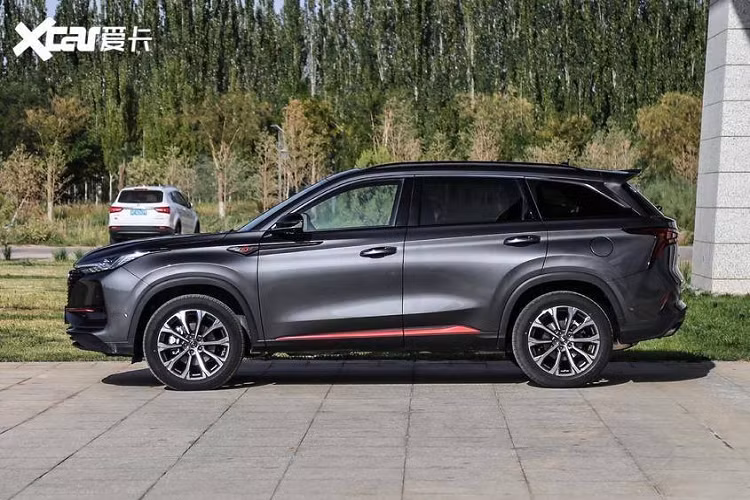 Kích thước của xe là dài 4.700 mm, rộng 1.865 mm, cao 1.700 mm, và trục cơ sở 2.710 mm. Góc nhìn bên sườn cho thấy Changan CS75 Plus có bộ la-zăng hợp kim khá lớn, những đường gân nổi rõ