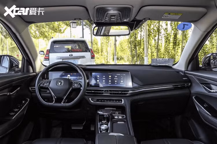 Cụm đèn hậu của xe khá lớn, mang hình thù khác thường. Nội thất của Changan CS75 Plus trông hiện đại với hệ thống màn hình kép trên mặt táp lô