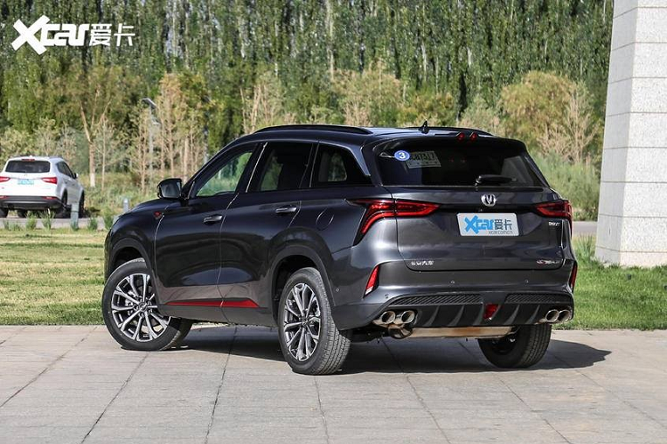 Phần nội thất xe trông cũng hợp mắt nhìn và có trang bị hệ thống màn hình kép cho bảng đồng hồ kỹ thuật số và thông tin giải trí. Nội thất xe chủ yếu mang màu tối, trông rộng rãi và đầy đủ tiện nghi. Nếu phải đưa ra một khuyết điểm thì đó là vô lăng có phần hơi lớn và có hình thức lỗi thời.