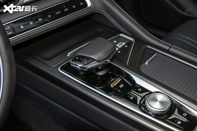 Trên phương diện máy móc, Changan CS75 Plus có hai lựa chọn: một là động cơ tăng áp dung tích 1.5 lít 174 mã lực phối hợp hộp số tự động 6 cấp, và một động cơ tăng áp dung tích 2.0 lít sản sinh 230 mã lực phối hợp hộp số tự động 8 cấp.