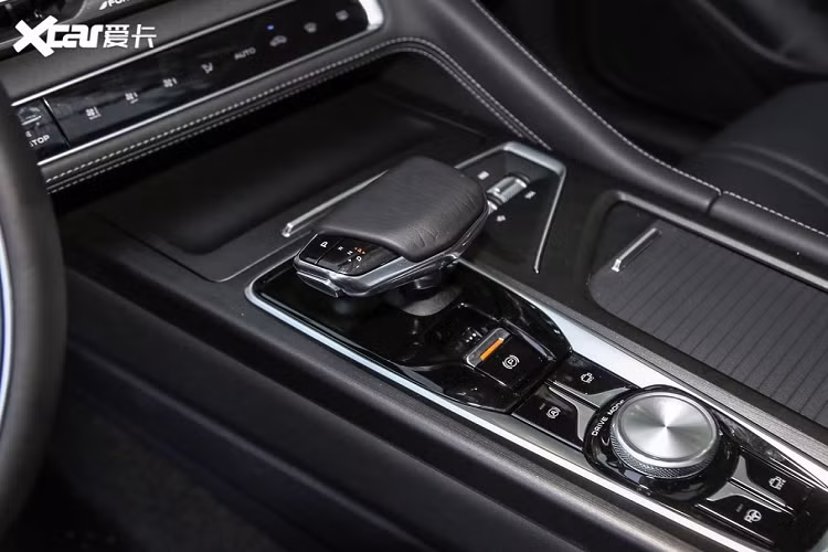 Trên phương diện máy móc, Changan CS75 Plus có hai lựa chọn: một là động cơ tăng áp dung tích 1.5 lít 174 mã lực phối hợp hộp số tự động 6 cấp, và một động cơ tăng áp dung tích 2.0 lít sản sinh 230 mã lực phối hợp hộp số tự động 8 cấp.