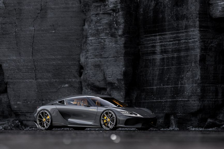 Nhưng, tại thị trường quốc tế, giá xe Koenigsegg Gemera dao động vào khoảng hơn 1,4 triệu Euro và có thể lên tới hơn 1 trăm tỷ đồng sau khi hoàn tất thuế phí để lăn bánh tại Việt Nam.