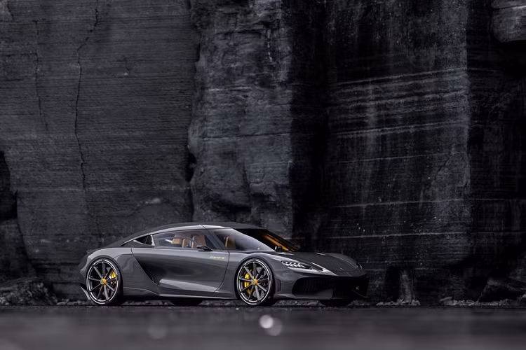 Nhưng, tại thị trường quốc tế, giá xe Koenigsegg Gemera dao động vào khoảng hơn 1,4 triệu Euro và có thể lên tới hơn 1 trăm tỷ đồng sau khi hoàn tất thuế phí để lăn bánh tại Việt Nam.