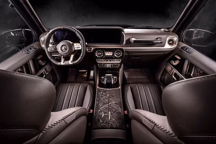 Không chỉ ở phần nóc xe, ngay tới chi tiết hộp đựng lốp dự phòng của Mercedes-AMG G63 Carlex Design cũng được làm bằng đồng với những đường nét chạm khắc tinh xảo