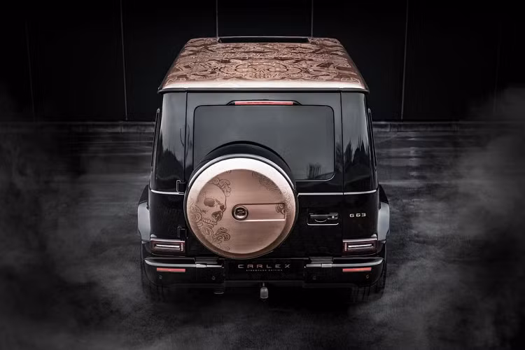 Bản độ Mercedes-AMG G63 Carlex Design được chế tạo hoàn toàn thủ công bởi những người thợ giàu kinh nghiệm. Theo Carlex Design, để hoàn thành bản độ độc đáo này, hãng mất tới 5.200 giờ làm việc. G63 AMG Carlex Design sẽ được đánh số từ 01 - 10 trên nóc xe.
