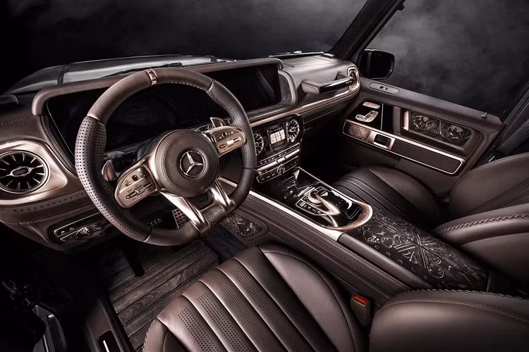 Nội thất của bản độ G63 AMG Carlex Design sẽ giữ lại toàn bộ các trang bị tiêu chuẩn sẵn có nguyên bản. Sự thay đổi chỉ tới từ phần bên ngoài như lớp da cao cấp với chạm khắc theo phong cách Steampunk, ốp gỗ quý, da lộn và một số chi tiết mạ đồng.