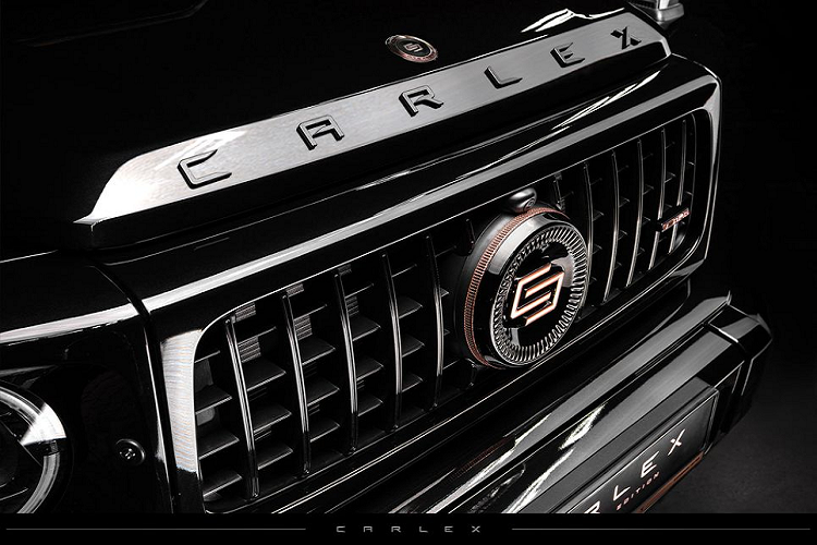 Trong số đó, dễ dàng kể tới là lớp sơn ngoại thất màu đen bóng kết hợp với nhiều chi tiết sơn vàng hồng như bộ mâm, đường line thân xe và đặc biệt là phần mui bằng đồng đầy ấn tượng.